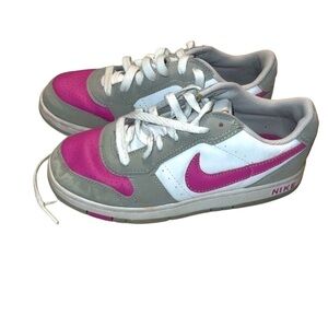 GIRL'S Nike sneakers Sz 5